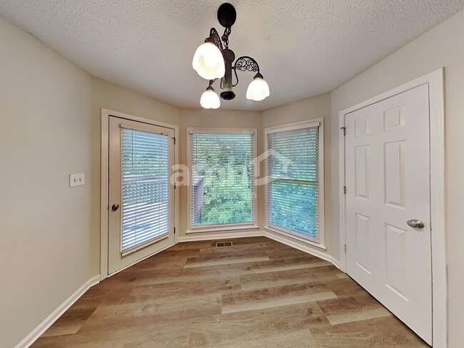 Photo - 321 Winchester Way