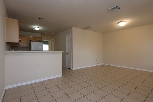 Photo - 402 Trichelle St