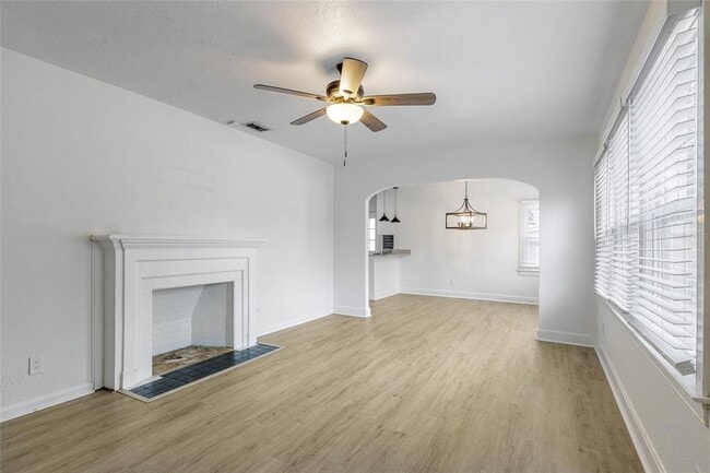 Photo - 1404 Clay St