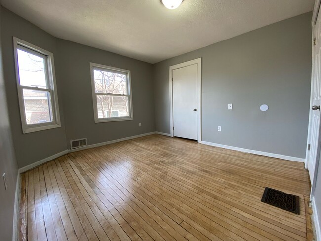 Building Photo - Amazing 4 Bedroom 1 Bathroom Townhome in M...