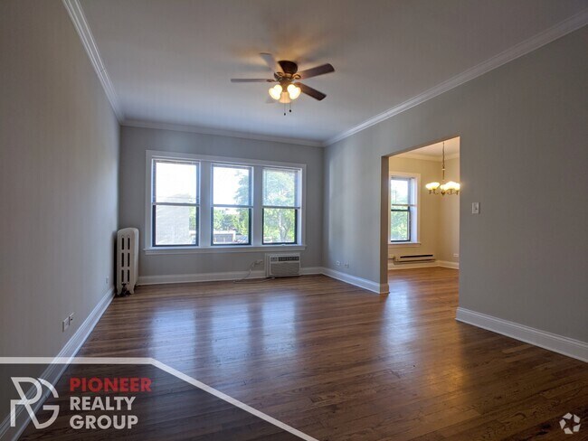 Building Photo - 736 W Addison St Rental