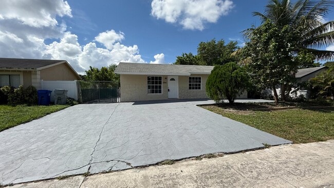 Building Photo - 2740 NW 9th St Rental