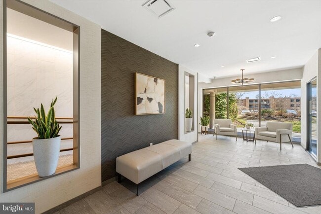 Building Photo - 1640 Oakwood Dr Unit W114