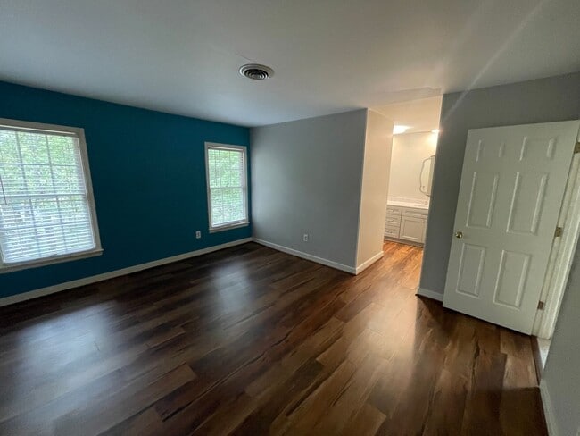 Photo - Large 2 Bedroom, 2.5 Bath Townhouse - Autu...