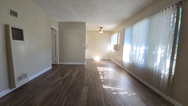 Photo - 260 N Oak Ave Unidad 11