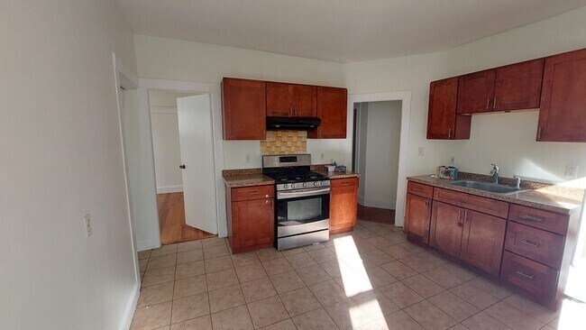 Building Photo - 19 Regina Rd Unit 1 Rental