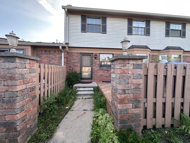 Building Photo - 1891 Vine Way Dr Unit 32