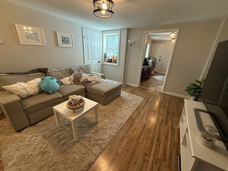 Photo - 281 Bowen St