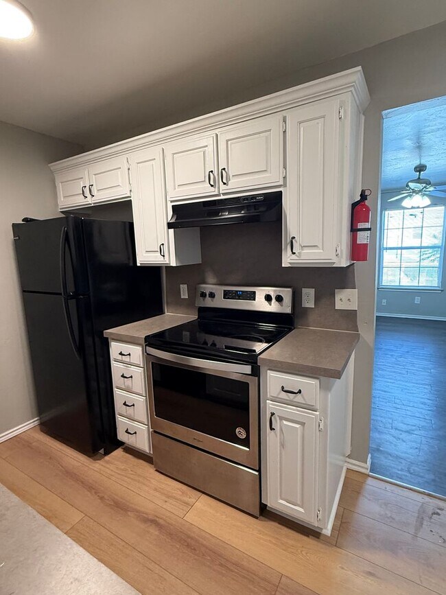 Building Photo - Charming 1-Bedroom, 1-Bath Apartment with ... Unit 13