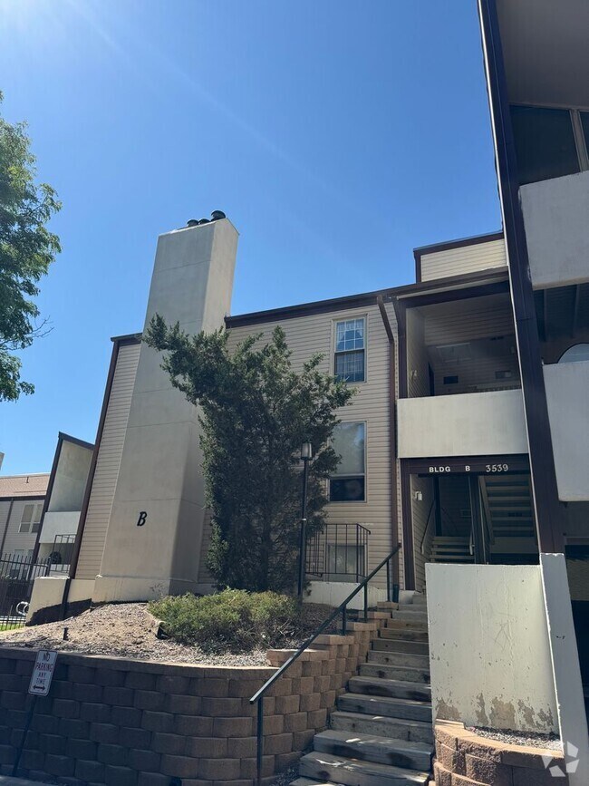 Building Photo - Aurora condo for rent Unit 11