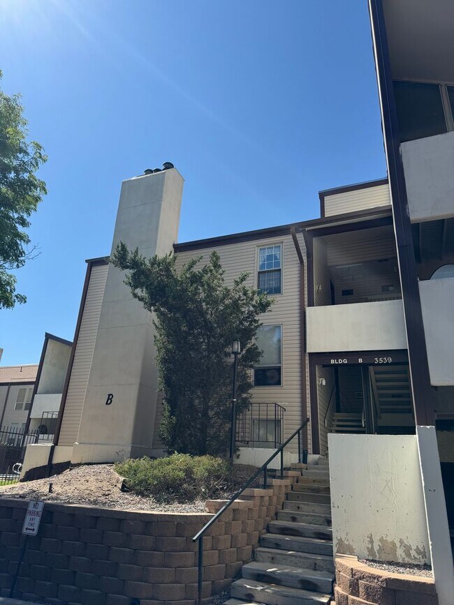 Building Photo - Aurora condo for rent Unit 11