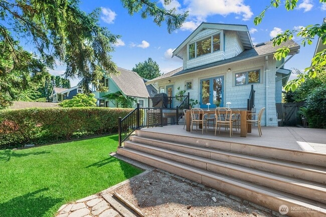 Building Photo - Spacious Ravenna Craftsman!