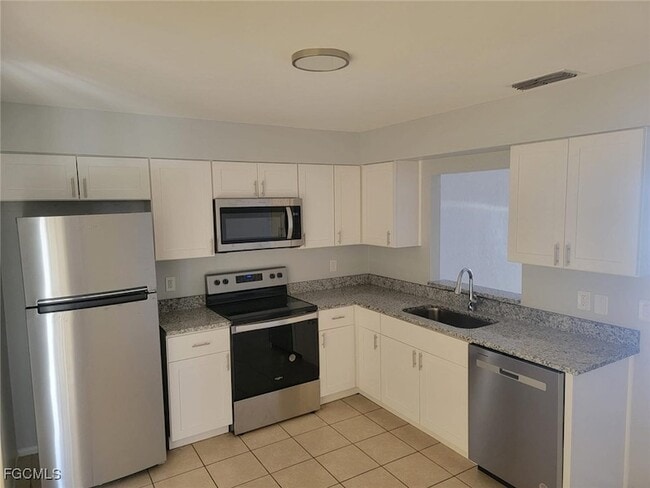 Building Photo - 3165 E Riverside Dr Unit 3175