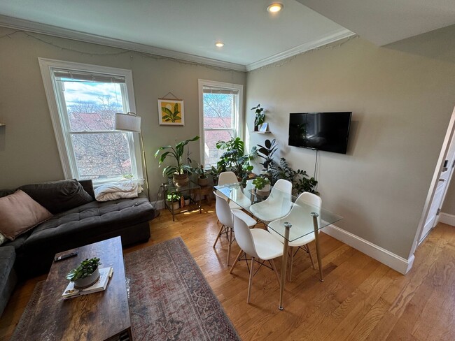 Photo - 9/1 Fully renovated 5BR/2BA in Cambridgeport/Central Sq area!