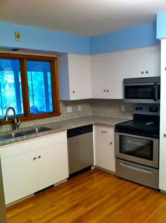 Photo - 3 Bedroom, 2 bath house close to UIHC and Kinnick.