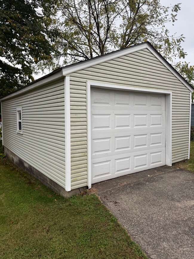 Photo - 972 Chester Ave