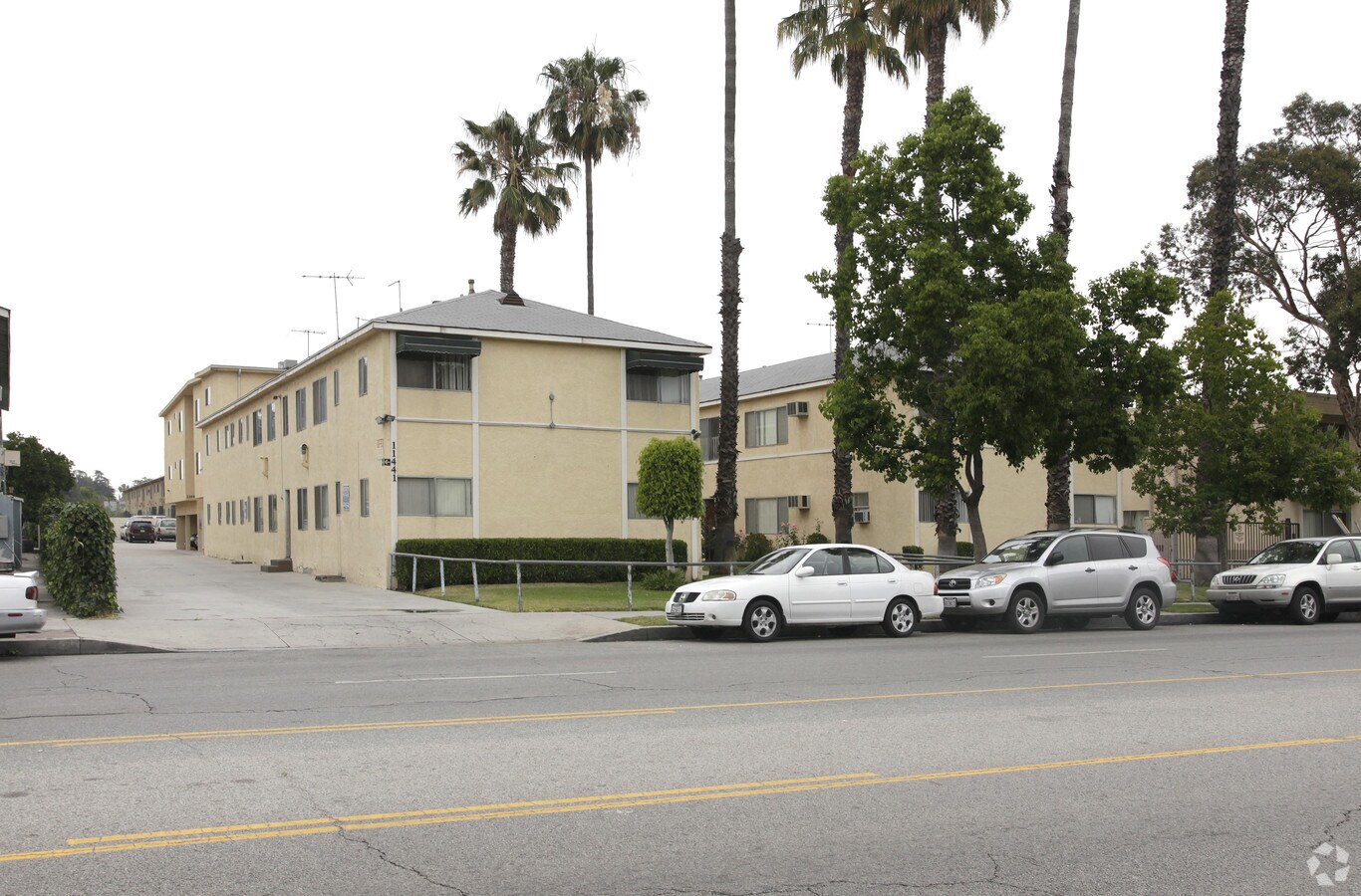 11437-11441 Oxnard St - 11437-11441 Oxnard St Apartments