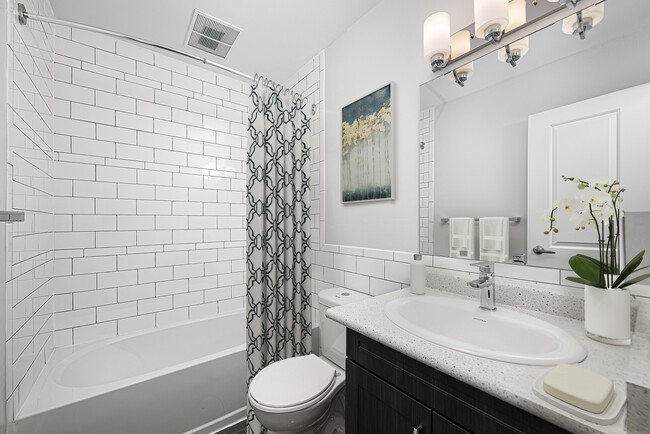 Photo - 18 Steeles Avenue East