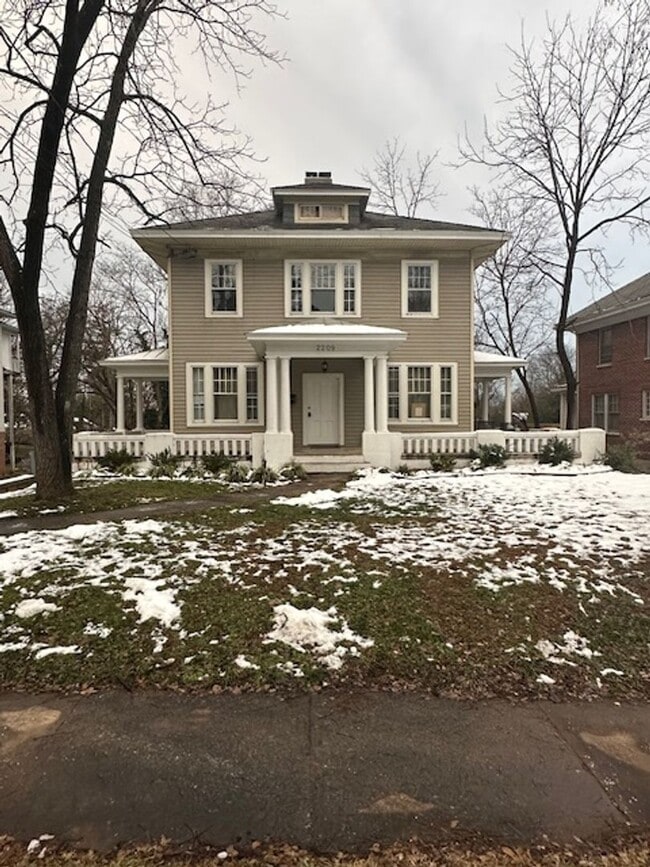 Building Photo - 2209 Rivermont Ave Unit 2-Studio Apt