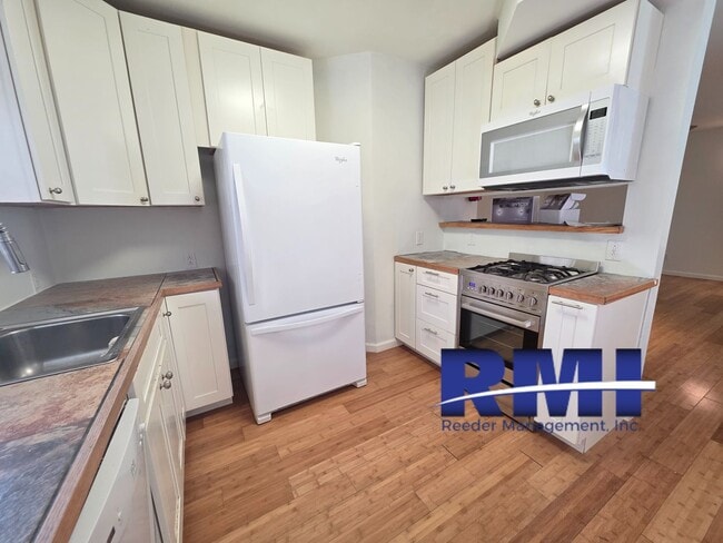 Photo - ONE OF A KIND STUIDO & GARAGE/SHOP INCLUDED!!!! Unit B
