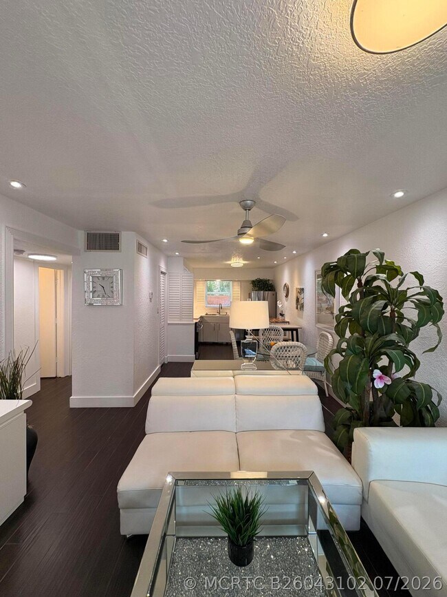 Building Photo - 601 SE 5th Ct Unit 102