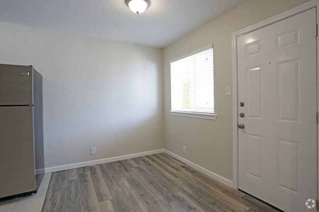 2BR,2BA - 810SF - DINING AREA