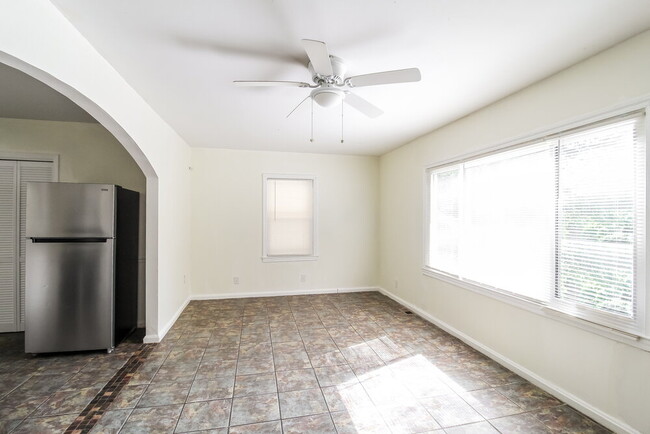 Photo - 1111 Burbank Cir