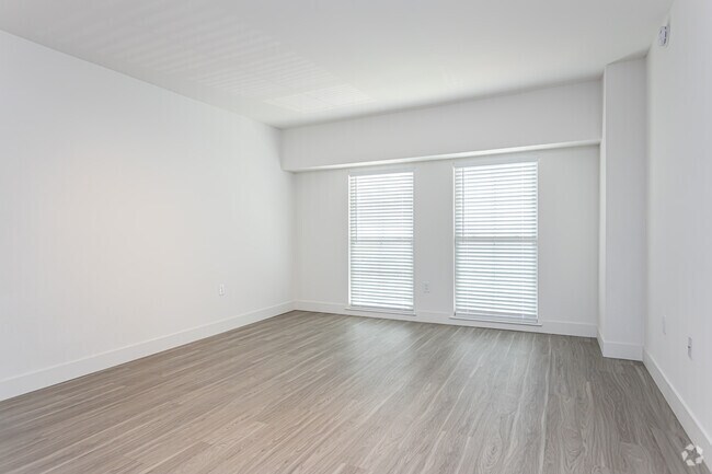 1BR, 1.5BA - 680SF - 1643 Josephine