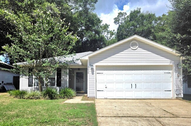Building Photo - Spacious 3/2 Rental Home with Florida Room...