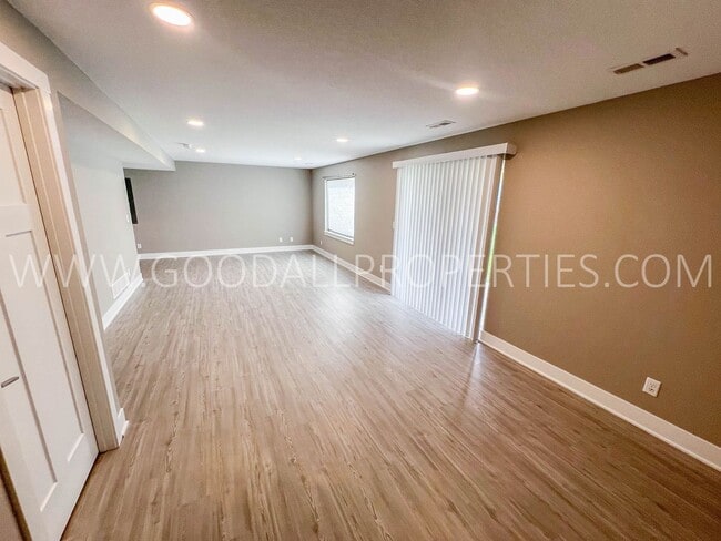 Photo - 4 Bedroom 3.5 bathrooms with a walkout finished basement in Norwalk