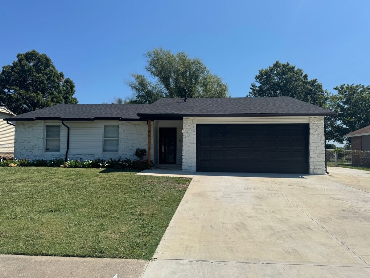 Beautifully Updated in Elm Creek Estates! - Beautifully Updated in Elm Creek Estates! House