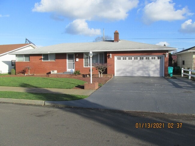 Building Photo - Remodeled !  Hardwood Flooring Throughout & New Carpet in Bedrooms, Tile, Granite, Large Living r...