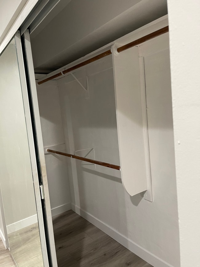 Closet - 412 S Verdugo Rd Unidad 412