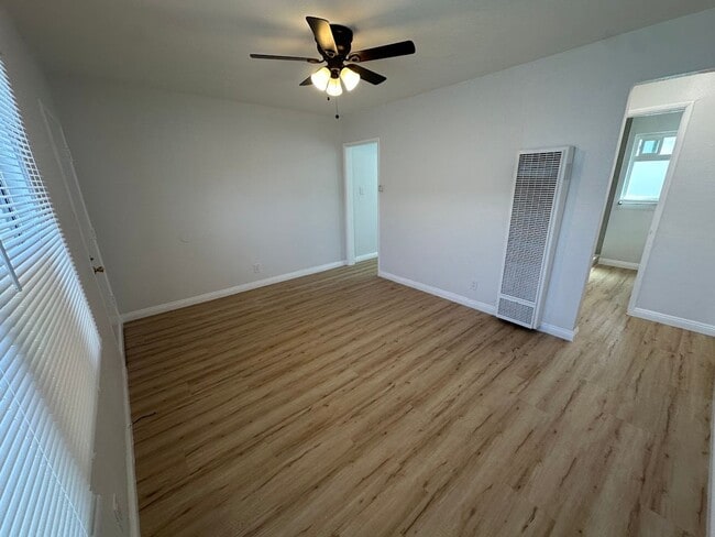 Building Photo - Fully Remodeled Ground-Level Studio Apartment with Modern Finishes Unit 4241.875