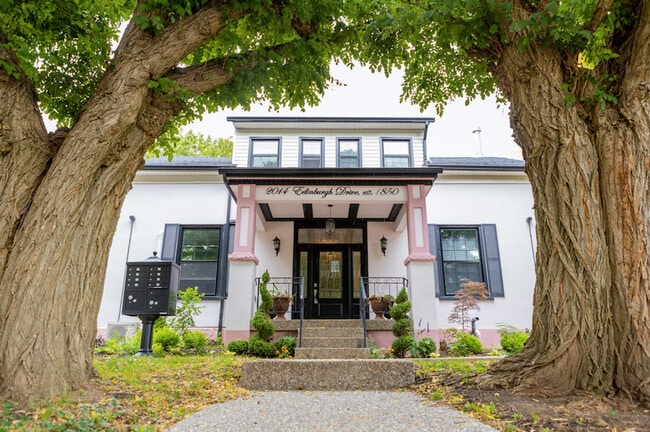 Photo - 2014 Edinburgh Dr Unit ID1226157P