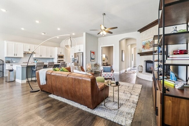 Photo - 847 Longbranch Way