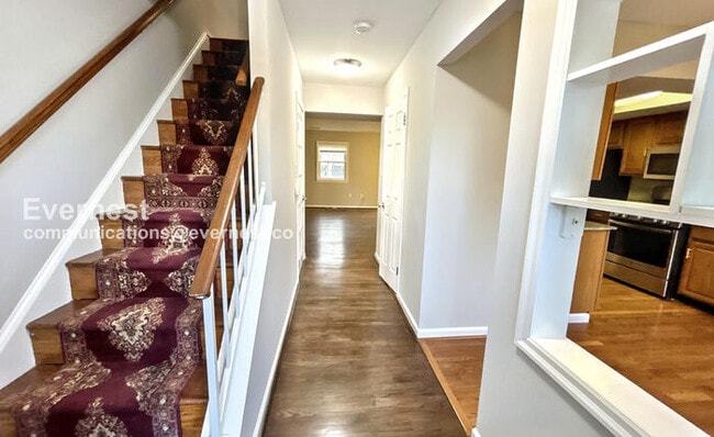 Photo - 2058 Mayflower Dr