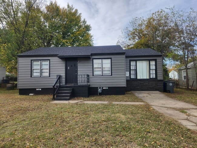 Building Photo - 3 bedroom/1 bath house!