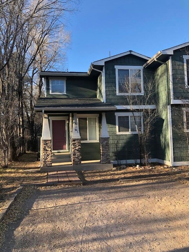 Building Photo - Charming 2br 1.5ba Two Level Condo in Dist... Unit A