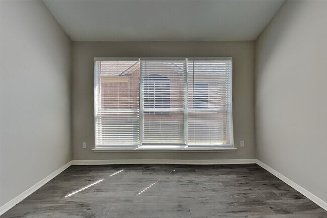 Photo - 20502 Upper Green St