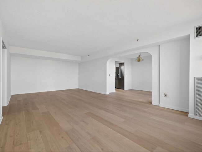 Photo - 250 Hammond Pond Pkwy Unidad 905S