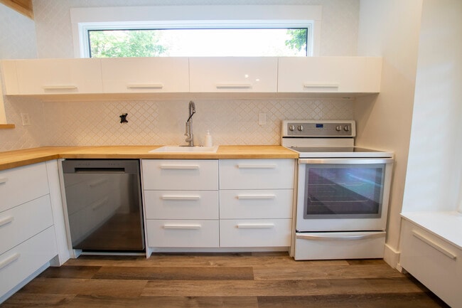 Photo - Woodfield – Beauty! 2 Bdrm 2.5 Bath * Private courtyard * Finished basement! Unit 4