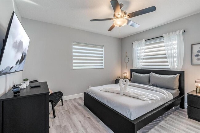 Building Photo - 1051 SW 32nd Ct Unit 1