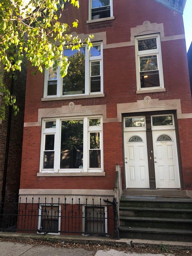 Building Photo - 2245 W Shakespeare Ave Unit 2F