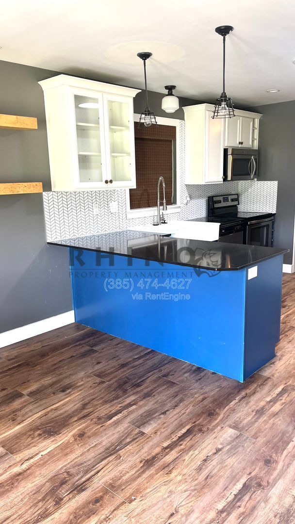 Building Photo - 578 Dexter St W