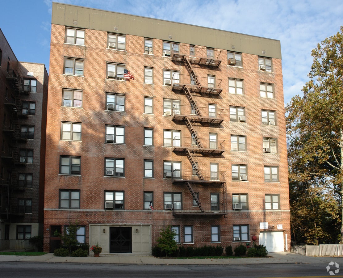 Photo - 585 Mclean Ave