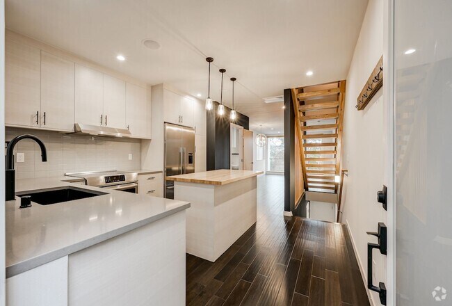 Building Photo - Gorgeous 3Bed/2.5 Bath Townhome in Queen A...