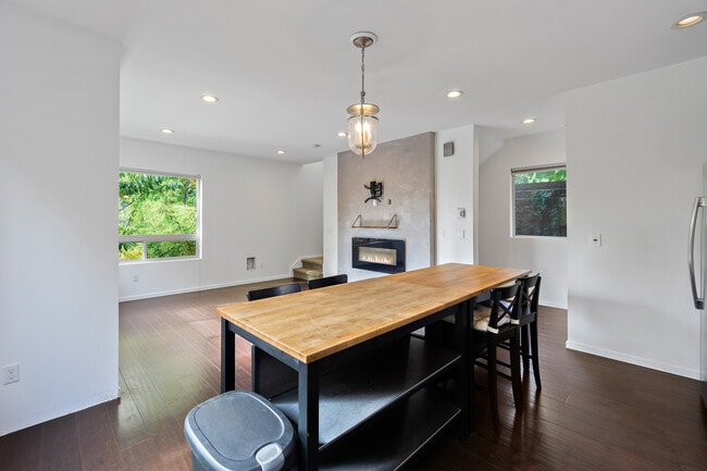 Photo - 2010 S Judkins St