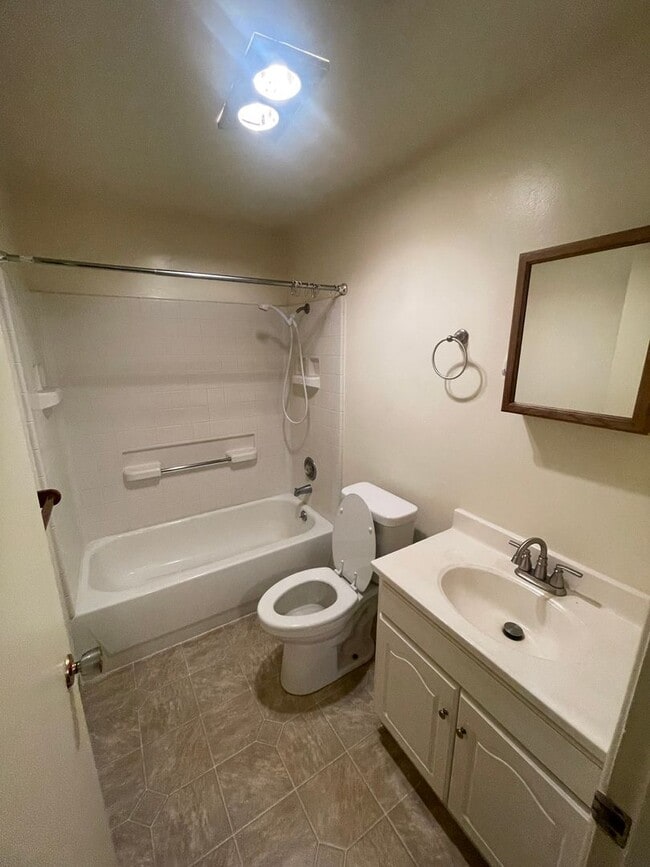 Photo - Large 2 Bedroom over looking the Golf Course! Unidad #2