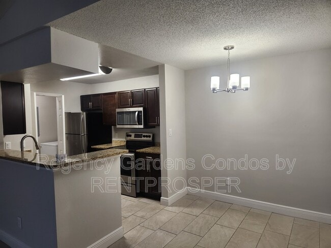 Photo - 5600 Devonbriar Way Unidad 305